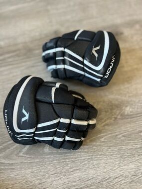Vapor Kids Black & White Hockey Gloves